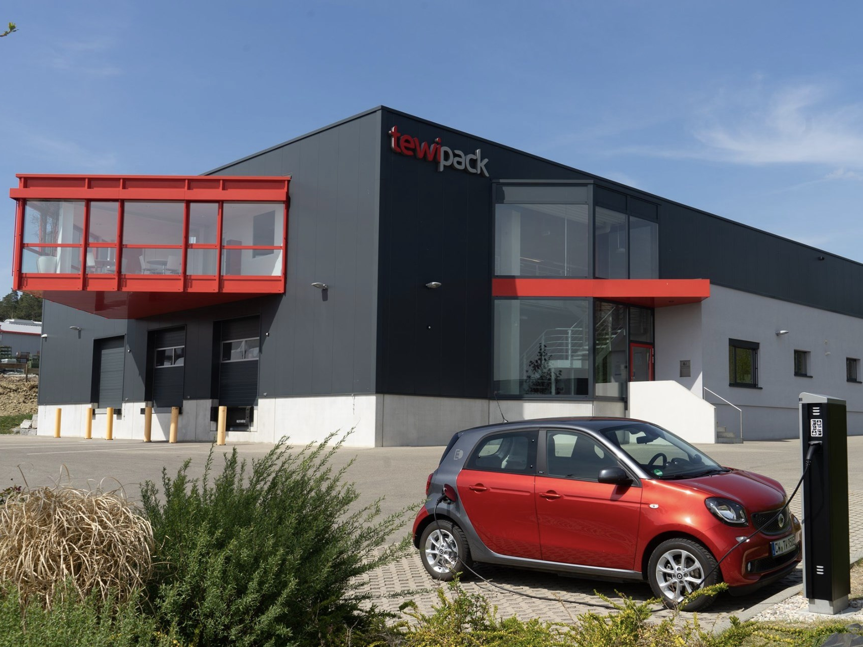 tewipack Logistikzentrum Ladesäule