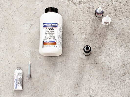 Permabond Produkte auf Betonboden