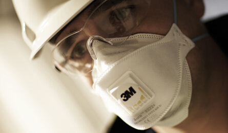 Arbeiter mit 3M Partikelmaske