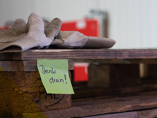 Post-It befestigt an Palette