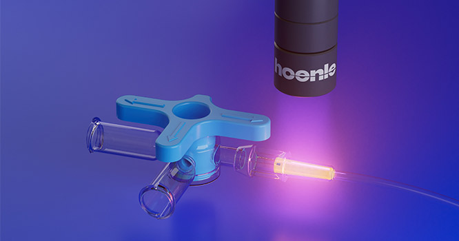 Hoenle CMR-freie Klebstoffe Ein orange fluoreszierender UV-Klebstoff, der die Schläuche verbindet, wird mit einer Hoenle Bluepoint LED ausgehärtet.