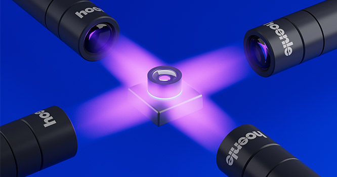 Neue kompakte LED-Köpfe von Hoenle Adhesives Mehrere kompakte, zylindrische LED‑UV‑Köpfe des bluepoint LED eco von Hoenle, die nebeneinander angeordnet sind und zur Bestrahlung bei industriellen Aushärtungsprozessen wie dem Active Alignment eingesetzt werden können.