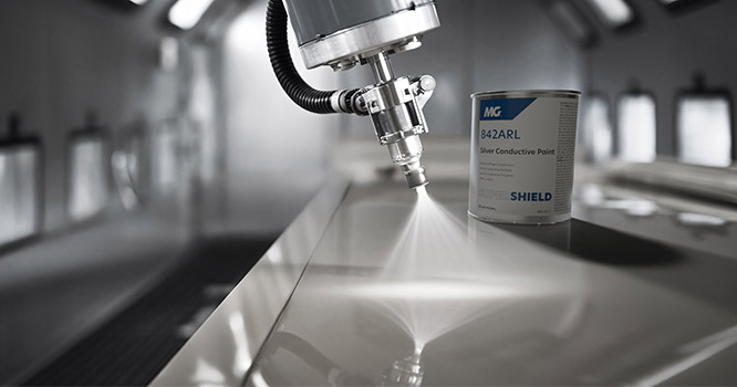 Automatisierter Auftrag von MG Chemicals® 842ARL SUPER SHIELD™ Silberleitlack zur EMI-Abschirmung Robotergestütztes Sprühverfahren mit MG Chemicals® 842ARL SUPER SHIELD™ Silberleitlack für die leitfähige Beschichtung und elektromagnetische Abschirmung (EMI/RFI) von Elektronikgehäusen und Industriebauteilen.