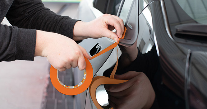 3M™ Automotive Abdeckband 211E – Abdecken bei Lackierarbeiten 3M™ Automotive Abdeckband 211E beim Abkleben eines Fahrzeugteils